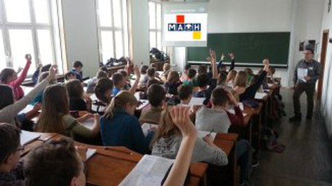 Schülerinnen und Schüler im Hörsaal