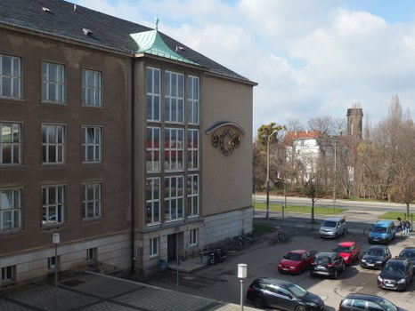 Willers-Bau Eingang A-Flügel