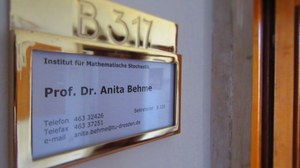 Ein Foto vom Türschild von Professor Anita Behme mit Kontaktdaten