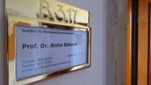 Ein Foto vom Türschild von Professor Anita Behme mit Kontaktdaten