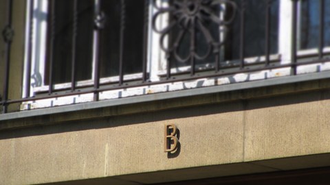 Ein Foto vom oberen Abschnitt des Eingangs zum B-Flügel versehen mit dem Buchstaben B