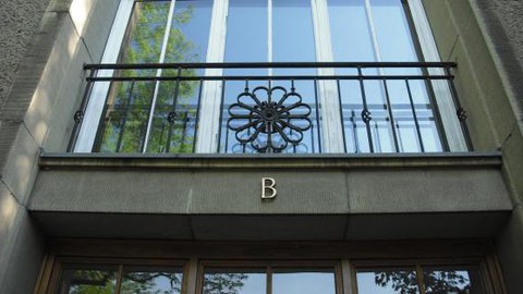 A photo of the entrance to the B-wing in the Willers-Bau