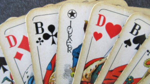 Foto von Spielkarten mit Damen, Buben und einem Joker