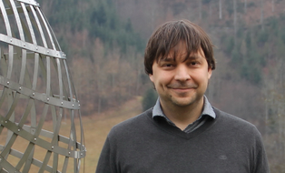 Simon Praetorius vor einer Skulptur am Mathematischen Forschungsinstituts Oberwolfach