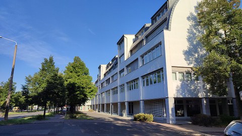 Ansicht des Bürogebäudes Z21 von der Seite des Zelleschen Weges, blauer Himmel und Sonnenschein.
