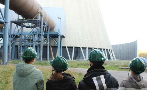 Vier Schüler:innen im Kraftwerk schwarze Pumpe.