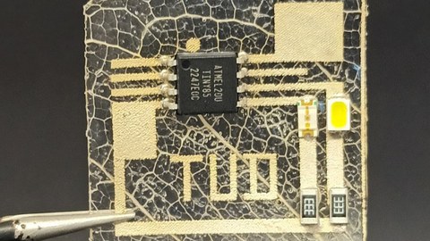 Hybrid circuit on Leaftronic substrate