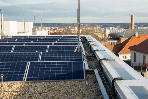 Solarzellen auf dem Dach des Kronebau