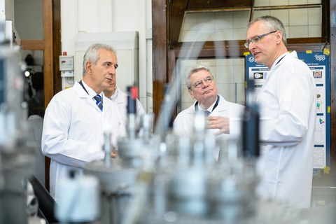 Bundespräsident Joachim Gauck und der sächs. Ministerpräsident Stanislaw Tillich besuchen 2013 den Zukunftspreisträger Prof. Karl Leo