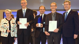 Bild von der Verleihung des Zukunftspreises 2011, v.l.n.r.: Annette Schavan (Bundesbildungsministerin), Prof. Karl Leo (Preisträger), Dr. Martin Pfeiffer (Preisträger), Dr. Jan Blochwitz-Nimoth (Preisträger), Christian Wulff  (Bundespräsident)