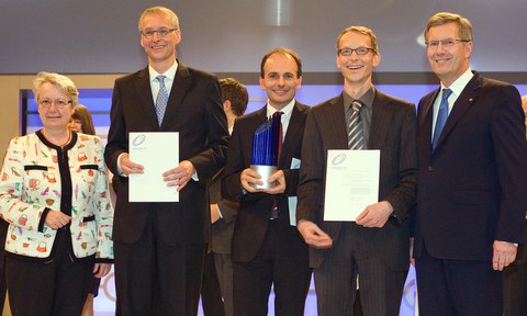 Bild von der Verleihung des Zukunftspreises 2011, v.l.n.r.: Annette Schavan (Bundesbildungsministerin), Prof. Karl Leo (Preisträger), Dr. Martin Pfeiffer (Preisträger), Dr. Jan Blochwitz-Nimoth (Preisträger), Christian Wulff  (Bundespräsident)