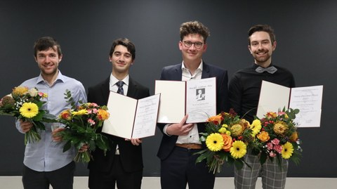 Die Preisträger der Goldberg- und Dember-Preise für 2020 und 2021 mit ihren Urkunden.