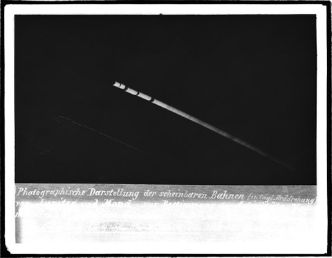Eine Aufnahme der Bahnen von Mond und Jupiter von Hermann Krone, 1888