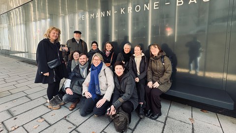 Die Teilnehmerinnen und Teilnehmern des DGPh-Besuchstags "Fotostadt Dresden" am 16. Januar 2026 vor dem Eingang des Hermann-Krone-Baus der TU Dresden