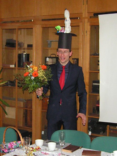 Michael Scharnweber mit Doktorhut und Blumenstrauß