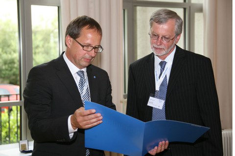 Professor Skrotzki erhält die Tammann-Gedenkmünze 2011