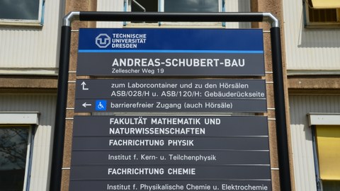 Infotafel vor dem Andreas-Schubert-Bau