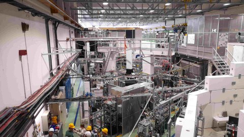 Personengruppe in einer großen Werkhalle am CERN