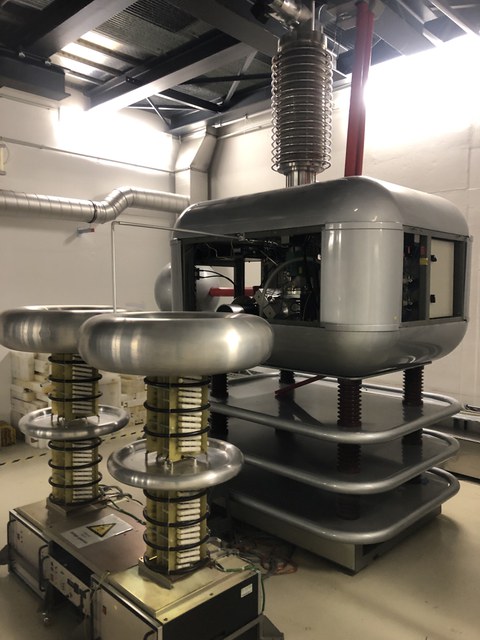 DT neutron generator
