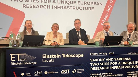 Vertreterinnen und Vertreter aus Wissenschaft und Politik bei einer Pressekonferenz zum Einstein Telescope sitzen an einem Tisch.