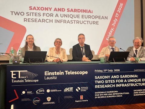 Vertreterinnen und Vertreter aus Wissenschaft und Politik bei einer Pressekonferenz zum Einstein Telescope sitzen an einem Tisch.