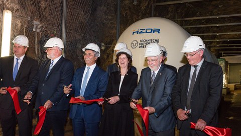 Beim Richtfest im Felsenkeller: Dirk Hilbert, Prof. Peter Joehnk, Prof. Hans Müller-Steinhagen, Dr. Eva-Maria Stange, Nobelpreisträger Prof. Arthur McDonald und Dr. Michael Stötzel (v.l.n.r.) durchschneiden symbolisch das rote Band.