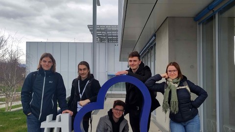 Eine Gruppe junger Menschen steht am Selfie-Point am CERN