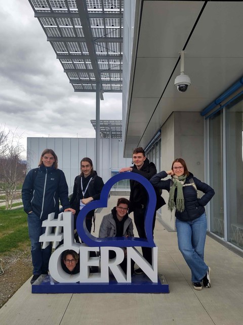 Eine Gruppe junger Menschen steht am Selfie-Point am CERN