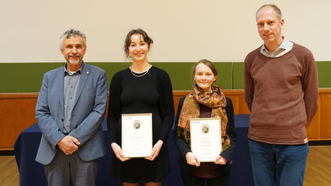 Vier Personen im Hörsaal