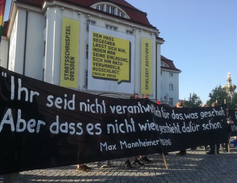 Banner vor dem Schauspielhaus Dresden