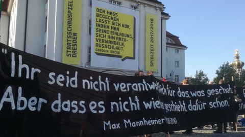 Banner vor dem Schauspielhaus Dresden