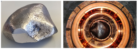 Links: Ein silbrig glänzender Festkörper mit glatter Oberfläche. Rechts: Runde Detektorkappe mit zentral montiertem Meteorit.