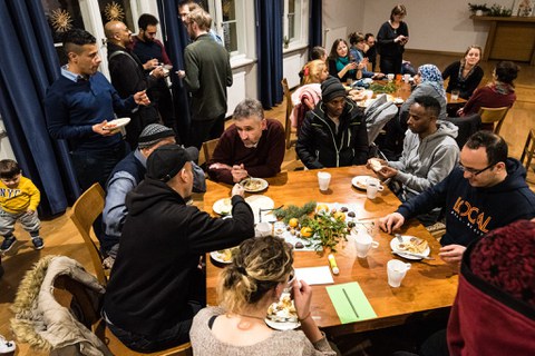 Michael Kobel mit Geflüchteten beim Adventsfest 2019 von Willkommen in Löbtau