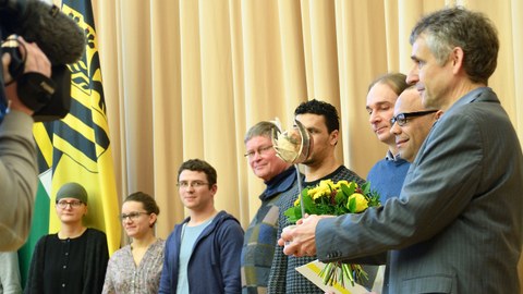 Mitglieder der AG "Ausbildung und Arbeit" mit der Preisskulptur des Dresdner Integrationspreis