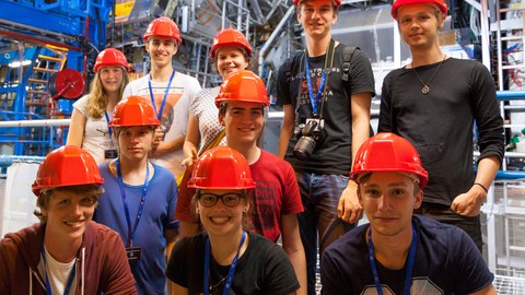 Jugendliche besichtigen den ATLAS-Detektor  am CERN