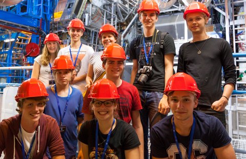 Jugendliche besichtigen den ATLAS-Detektor  am CERN