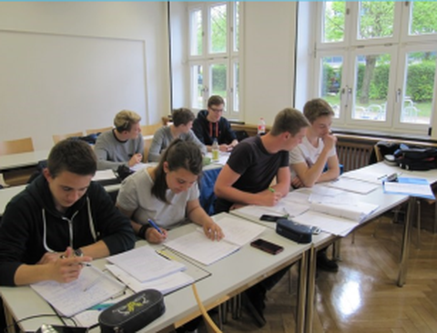 Studierende im Lernraum