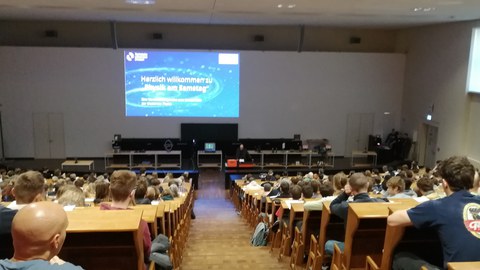 Voller Hörsaal bei Physik am Samstag