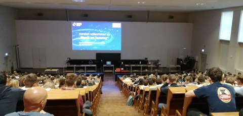 Voller Hörsaal bei Physik am Samstag