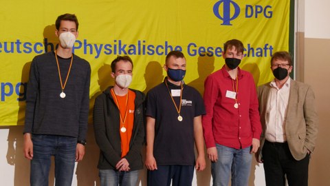 Die Sieger des Studierendenwettbewerbs DOPPLERS (v.l.n.r.: Christian Schmidt - Markus Zetto - Johannes Kerstan - Maximilian Kotz sowie DPG-Präsident Lutz Schröter) 
