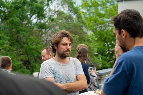 Zwei Männer im Gespräch auf der Dachterrasse des Recknagel-Baus.