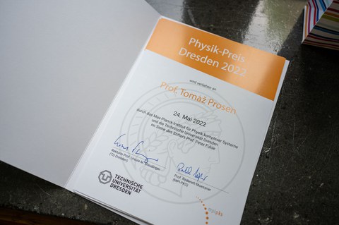 Eine Urkunde mit dem Namen des Preisträgers