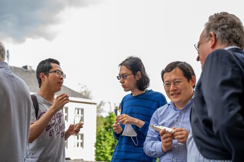 Physiker im Gespräch auf der Dachterrasse des Recknagel-Baus.