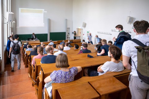 Viele Menschen im Hörsaal