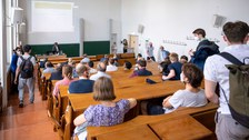 Viele Menschen im Hörsaal