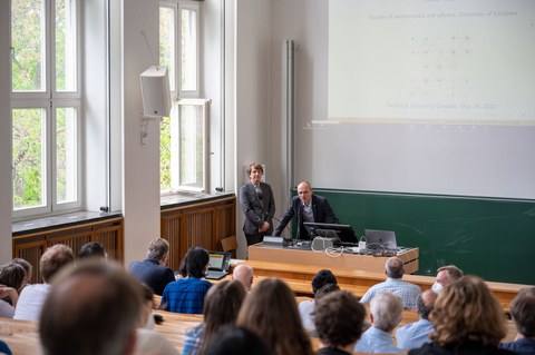 Im Hörsaal sitzen viele Menschen.
