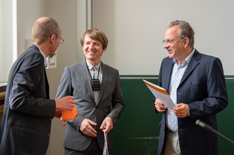 Im Hörsaal stehen nebeneinander Prof. Moessner, Prof. Prosen und Prof. Timm.