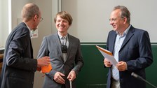 Im Hörsaal stehen nebeneinander Prof. Moessner, Prof. Prosen und Prof. Timm.