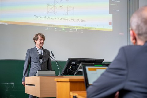 Prof. Prosen steht im Hörsaal am Vortragspult.