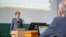 Prof. Prosen steht im Hörsaal am Vortragspult.
